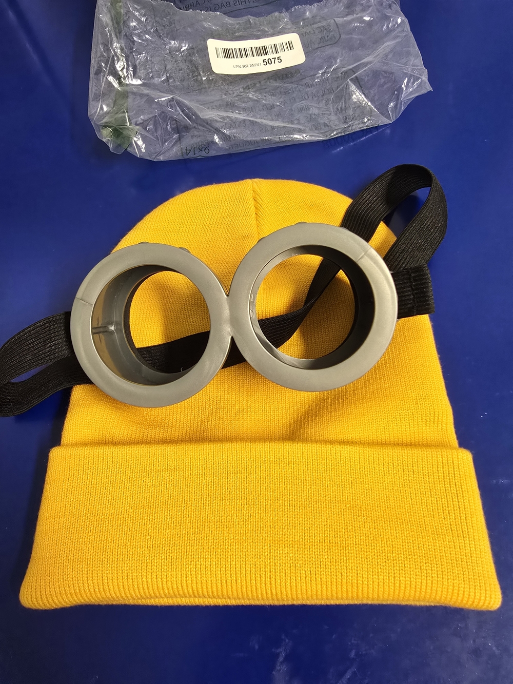 Source Unknown Yellow Knit Beanie with Grey Play Goggles